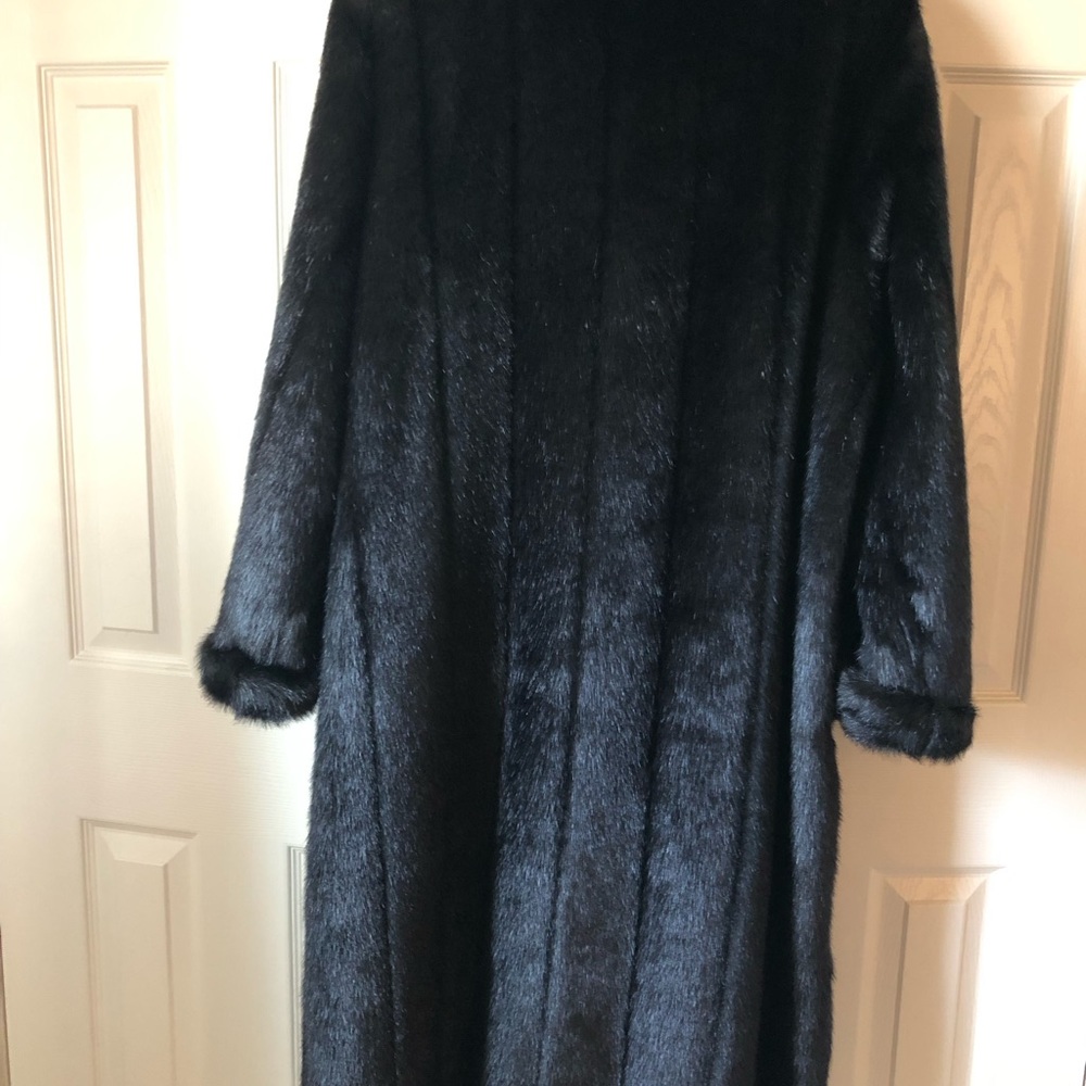 Amazing Black Faux Full Length Fur! Brand New by Terry Lewis.Stay warm in style - Picture 4 of 5